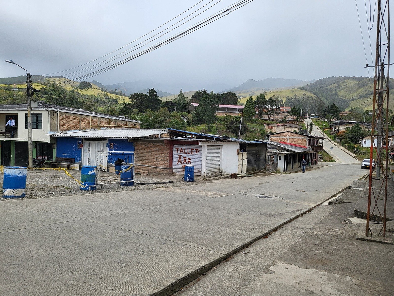 Calle de Paispamba, cabecera municipal de Sotará, con montañas al fondo